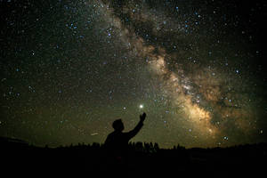 夜晚在星空下伸手的人，銀河可見 — 星空動畫 壁紙