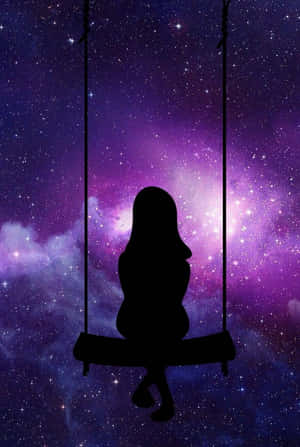 一個人在鞦韆上的剪影，背景是星空宇宙天空。 — 動漫 壁紙