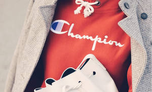 穿著紅色Champion連帽衫、灰色外套和白色運動鞋的人。 — 冠軍標誌 壁紙