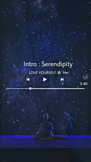 人坐在甲板上，星空下，有望遠鏡和音樂播放器疊加層 — 夜晚 壁紙
