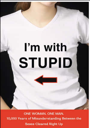 穿著印有「I'm with STUPID」和紅色箭頭白色T恤的人。 — 搞笑迷因 壁紙