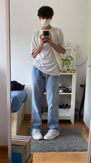 穿著白色T恤和牛仔褲的人在臥室裡對著鏡子自拍，臥室裡有床和植物。 — 美少年動態圖 壁紙