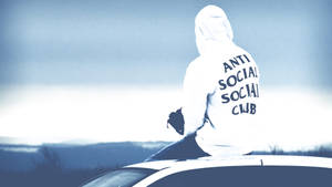 穿著白色連帽衫的人坐在車頂上，帶有「ANTI SOCIAL SOCIAL CLUB」文字。 — 社群 壁紙