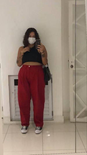 穿著紅色褲子和口罩的人在室內對著鏡子自拍 — 美少年動態圖 壁紙
