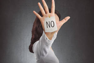 舉起手，臉上貼有「NO」紙條的人。 — 桌面 壁紙