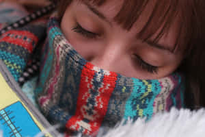 閉上眼睛的人戴著色彩繽紛的針織圍巾在閱讀。 — 寒冷 壁紙