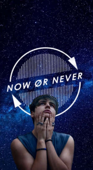 人物仰望星空，上方有「now or never」圖案。 — 社群媒體 壁紙