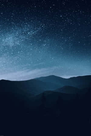 在星空下，剪影般的山脈，銀河可見。 — 藍色美學電腦 壁紙