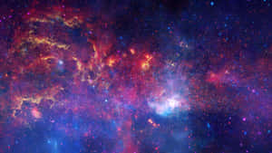充滿活力的宇宙星雲，旋轉的紅色、金色和藍色雲朵點綴著星星。 — 宇宙 壁紙