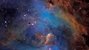 色彩鮮豔的宇宙星雲，有旋轉的藍色和橙色雲層以及無數的星星。 — 鬼店 壁紙