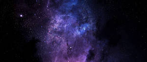 在深空中與星星一起發光的鮮豔紫色和藍色星雲。 — 宇宙 壁紙