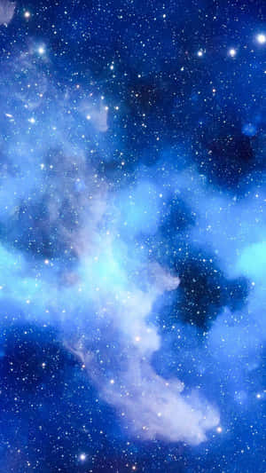 一個充滿閃爍星星的鮮豔藍色星雲，位於深空之中。 — 藍色銀河 壁紙