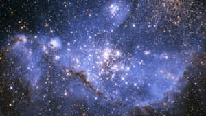 充滿無數恆星的鮮豔藍橙色星雲，位於深空之中。 — 星星 壁紙