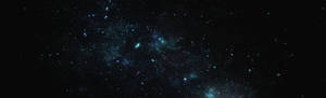 一個發光的青綠色和藍色星雲，在廣闊的太空黑暗中由無數星星環繞。 — 星空動畫 壁紙