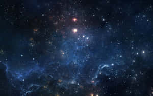 一個充滿活力的宇宙星雲，帶有藍色和橙色的雲層以及無數的星星。 — 星星 壁紙