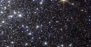 深空中佈滿明亮星星的密集星場，帶有鏡頭光暈。 — 宇宙 壁紙