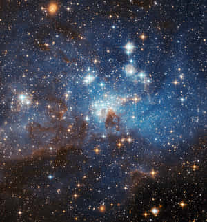 一個充滿星星和閃爍藍色星雲的充滿活力的宇宙場景。 — 宇宙 壁紙