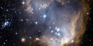 一個充滿活力的宇宙星雲，充滿了發光的星星和旋轉的氣體和塵埃雲。 — 星際效應 壁紙