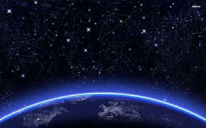 在帶有相連星座的星空下，彎曲的地球閃耀著城市燈光。 — 夜空 壁紙