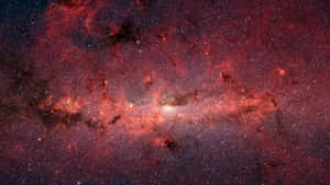 深空中一個帶有發光星星和宇宙塵埃的鮮豔紅色和橙色星雲。 — 暗紅色 壁紙