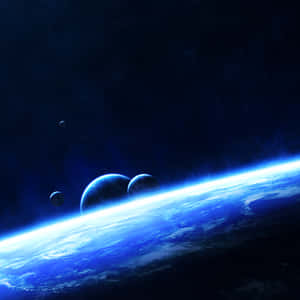 一顆藍色行星，帶有發光的大氣層和遙遠的衛星，映襯著繁星點點的夜空。 — 藍天 壁紙