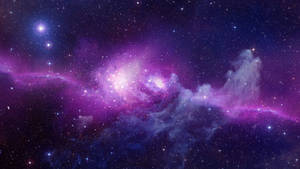 在深空中，一個充滿活力的紫色和藍色星雲閃爍著星星。 — 紫色銀河 壁紙