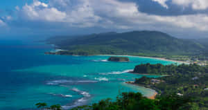海岸海灣，碧綠的海水和綠色山丘，天空多雲。 — 牙買加海灘 壁紙