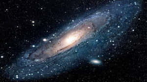 螺旋星系，在深空中帶有發光的旋臂和散落的星星。 — 宇宙 壁紙