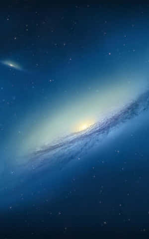 一個螺旋星系，擁有藍色旋臂和黃色核心，周圍環繞著星星。 — 宇宙 壁紙