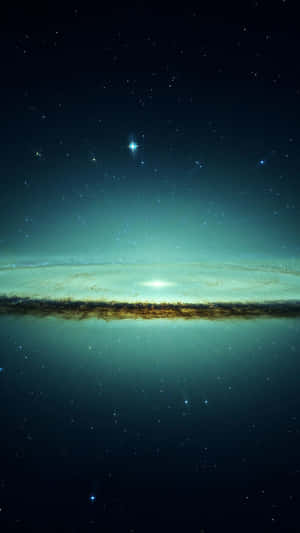 一個螺旋星系，在星空中閃耀著藍綠色和金色的塵埃。 — 美學藍色 iPhone 壁紙