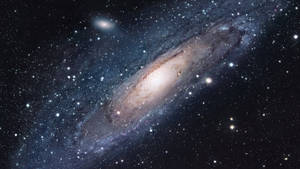 具有明亮核心和星場的螺旋星系