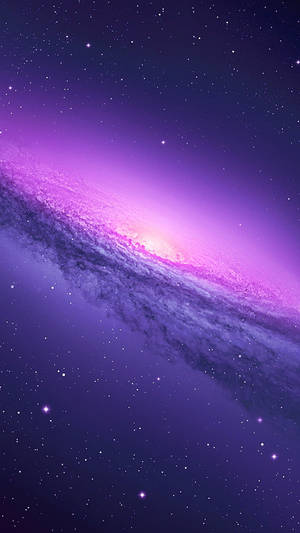 一個紫色和粉紅色的螺旋星系，在深空中被閃爍的星星包圍。 — 深色霓虹 iPhone 壁紙