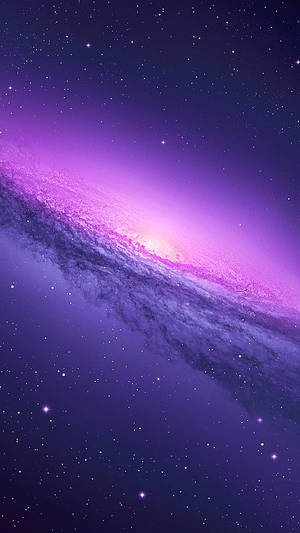 一個紫色螺旋星系，在深邃的太空場景中有明亮的星星。 — 太空 壁紙