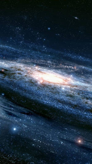 一個在深空中被星星環繞的螺旋星系，帶有藍色和金色的色調。 — 藍色銀河 壁紙