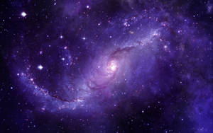 一個旋轉的紫色星系，充滿明亮的星星和宇宙塵埃。 — 紫色銀河 壁紙