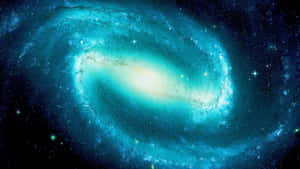 一個充滿恆星和宇宙塵埃的旋轉青綠色螺旋星系。 — 藍色銀河 壁紙