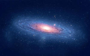 一個在星空夜空中散發出粉紅色和藍色色調的螺旋星系。 — 太空 壁紙