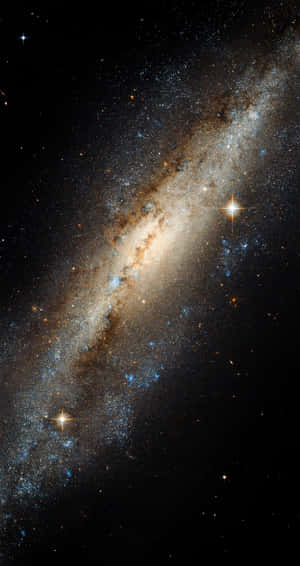 深空中帶有發光恆星和宇宙塵埃的螺旋星系。 — 星星 壁紙