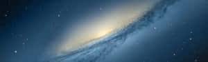 螺旋星系，帶有發光的核心和藍色旋臂，背景是星空。 — 湖泊 壁紙
