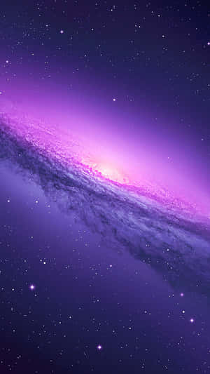 一個令人驚嘆的紫色螺旋星系，充滿了恆星和宇宙塵埃。 — 自然風景動圖 壁紙