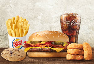 Burger King餐點，有漢堡、薯條、餅乾和可口可樂在木桌上 — 三明治 GIF 壁紙