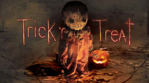 令人毛骨悚然的縫製娃娃拿著帶有發光文字 Trick or Treat 的南瓜燈。 — 萬聖節暗黑 壁紙