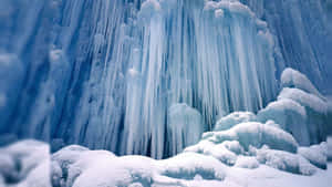 冬季的冰凍瀑布，有冰柱和被雪覆蓋的岩石。 — 冬季風景 壁紙