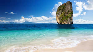 熱帶海灘，有碧綠的海水和海中的大型岩石形成。 — 海灘 壁紙