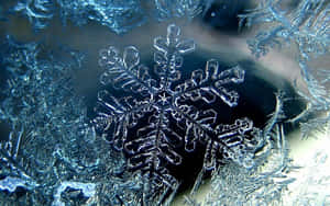冬季窗戶上詳細的冰晶圖案 — 雪花 GIF 壁紙