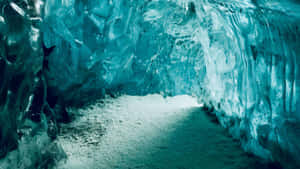 一個帶有紋理牆壁和雪地地板的藍色冰洞。 — 酷寒冬季 壁紙