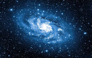 在深空中被無數恆星包圍的充滿活力的藍色螺旋星系。 — 藍色銀河 壁紙