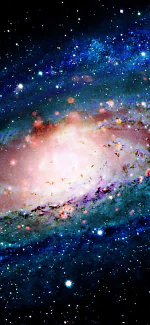 一個充滿活力的螺旋星系，在無數恆星中閃耀著粉紅色和藍色的星雲。 — 藍色銀河 壁紙