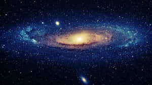 螺旋星系，帶有發光的核心和藍色旋臂，被星星環繞。 — 黑色星球 壁紙