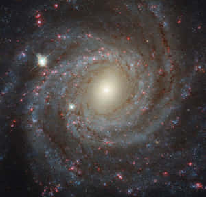 螺旋星系，帶有發光的旋臂和明亮的恆星在深空中。 — 宇宙 壁紙
